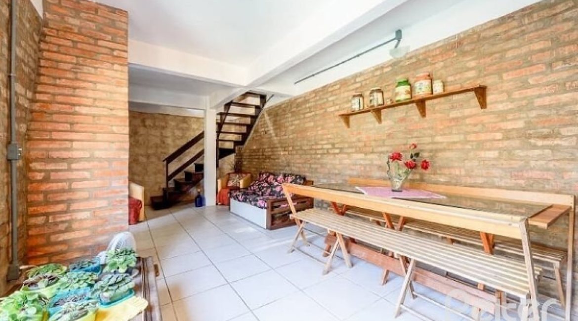 Casa à venda com 267m², 4 dormitórios, 3 vagas, no bairro Cristal em Porto Alegre