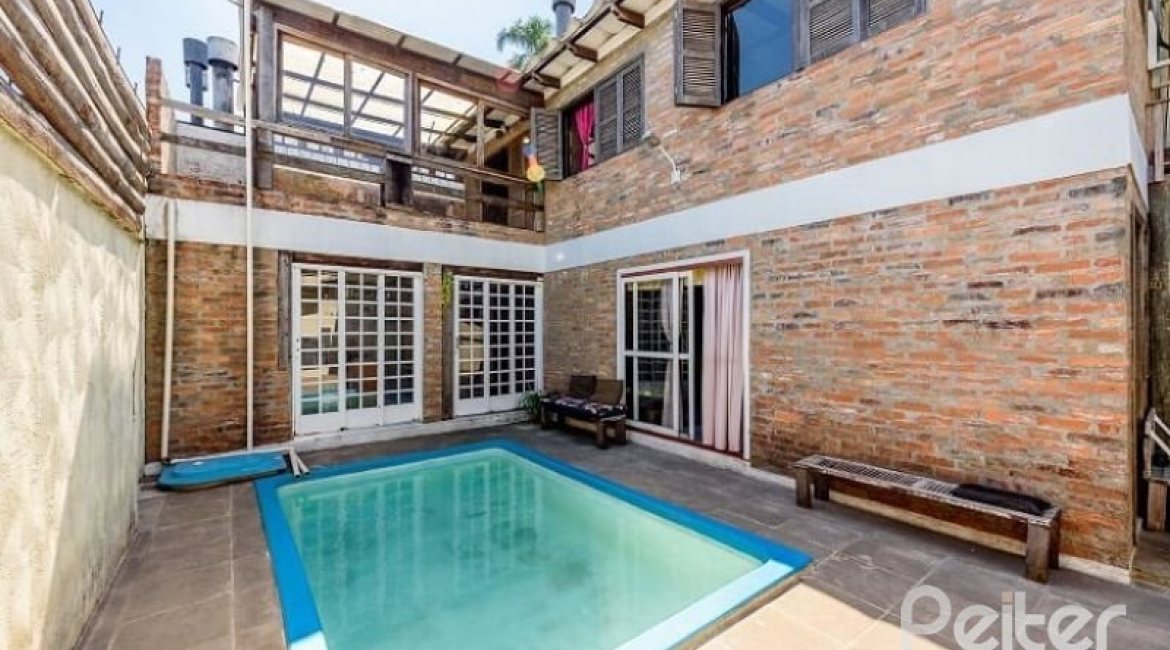 Casa à venda com 267m², 4 dormitórios, 3 vagas, no bairro Cristal em Porto Alegre