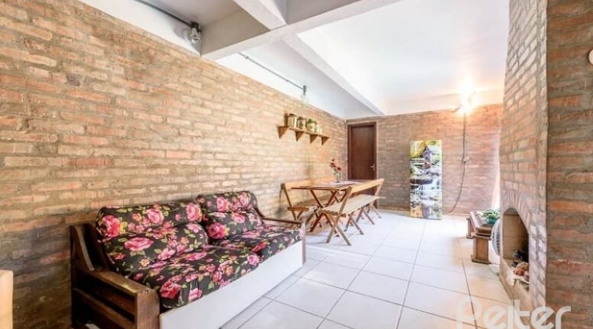 Casa à venda com 267m², 4 dormitórios, 3 vagas, no bairro Cristal em Porto Alegre
