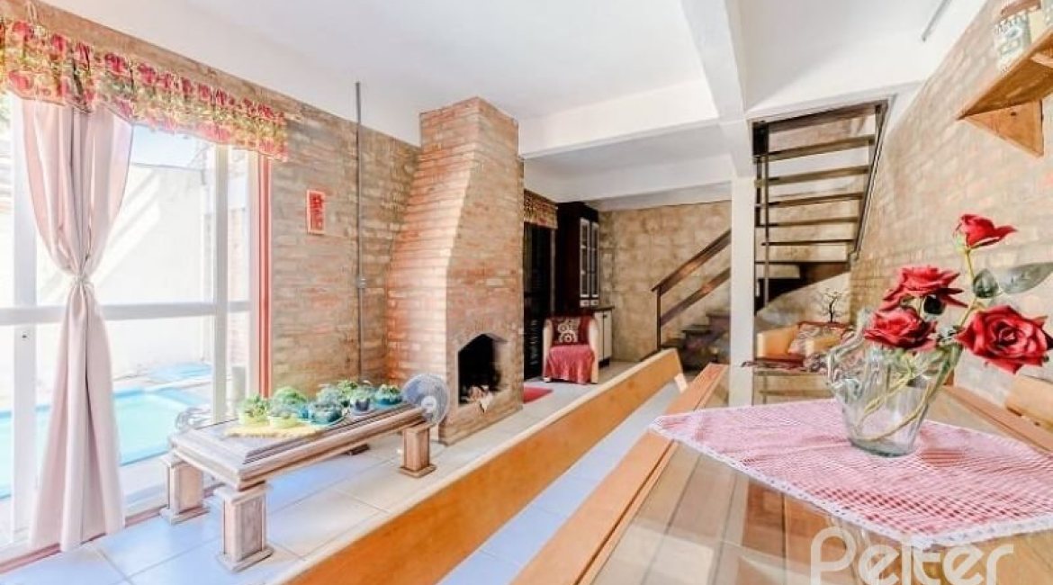 Casa à venda com 267m², 4 dormitórios, 3 vagas, no bairro Cristal em Porto Alegre