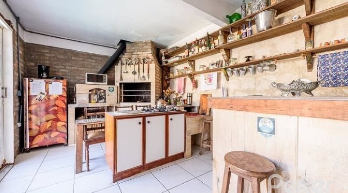 Casa à venda com 267m², 4 dormitórios, 3 vagas, no bairro Cristal em Porto Alegre