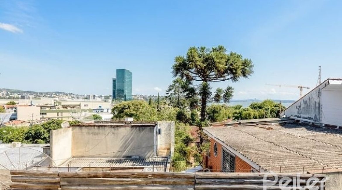 Casa à venda com 267m², 4 dormitórios, 3 vagas, no bairro Cristal em Porto Alegre