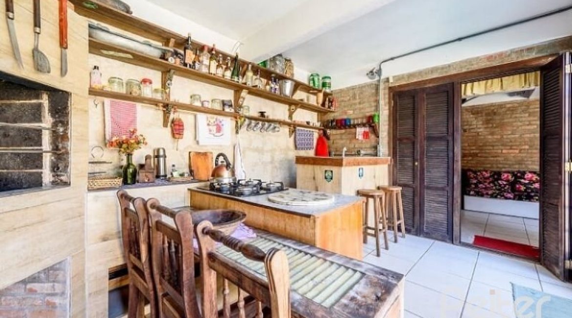 Casa à venda com 267m², 4 dormitórios, 3 vagas, no bairro Cristal em Porto Alegre