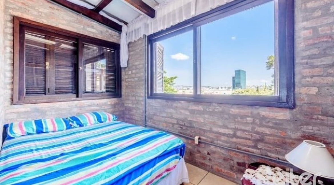 Casa à venda com 267m², 4 dormitórios, 3 vagas, no bairro Cristal em Porto Alegre
