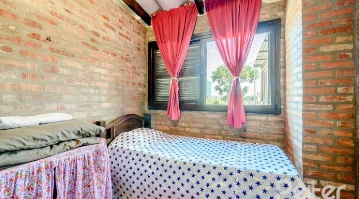 Casa à venda com 267m², 4 dormitórios, 3 vagas, no bairro Cristal em Porto Alegre