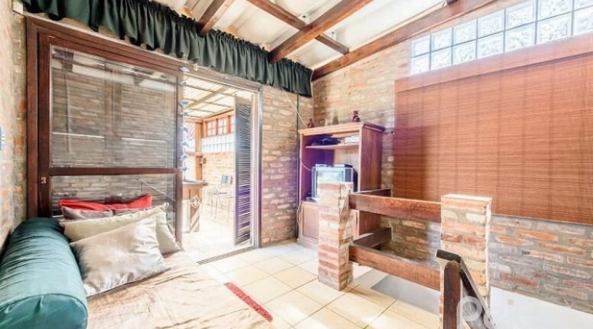 Casa à venda com 267m², 4 dormitórios, 3 vagas, no bairro Cristal em Porto Alegre