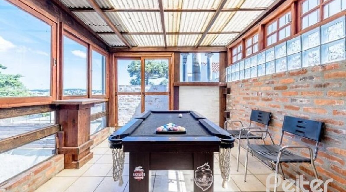 Casa à venda com 267m², 4 dormitórios, 3 vagas, no bairro Cristal em Porto Alegre