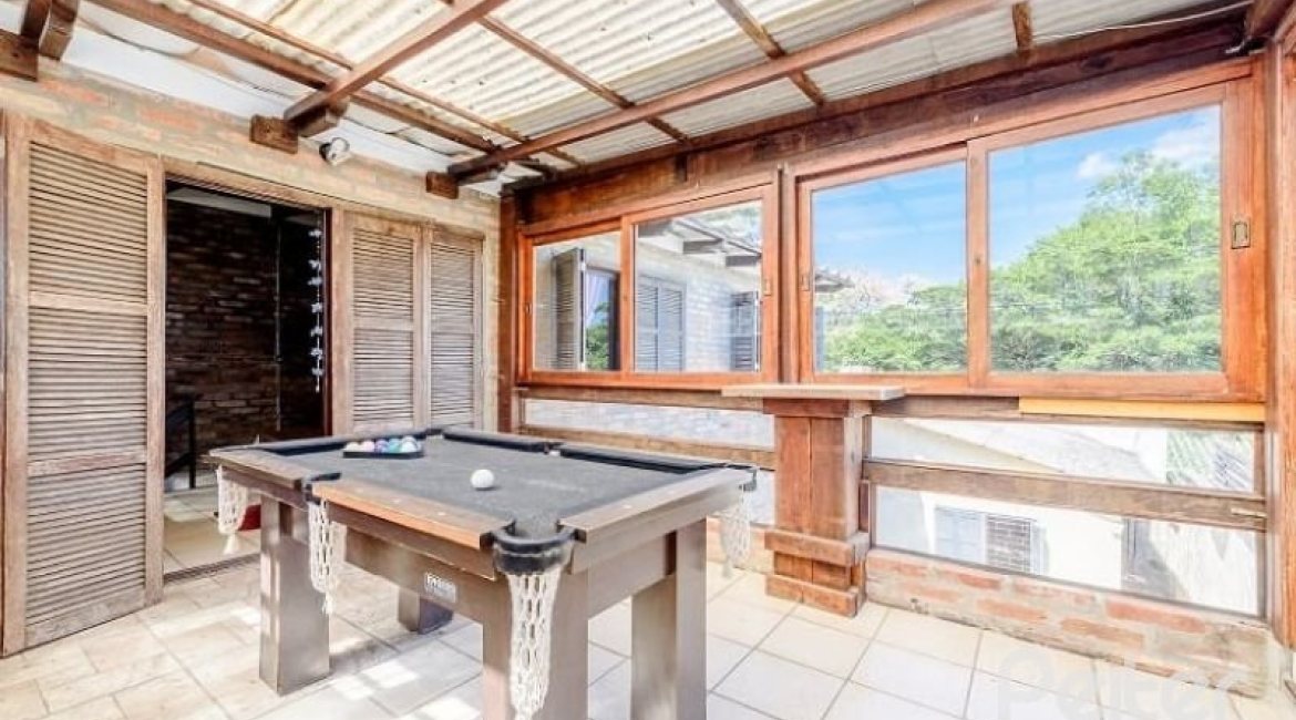 Casa à venda com 267m², 4 dormitórios, 3 vagas, no bairro Cristal em Porto Alegre
