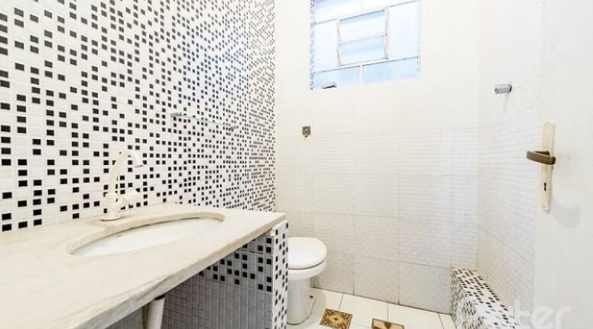 Casa à venda com 267m², 4 dormitórios, 3 vagas, no bairro Cristal em Porto Alegre