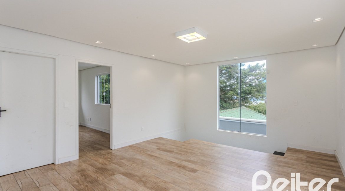 Casa à venda com 267m², 4 dormitórios, 3 vagas, no bairro Cristal em Porto Alegre