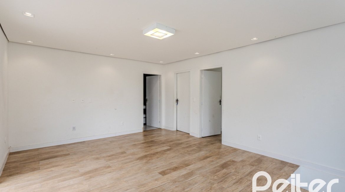 Casa à venda com 267m², 4 dormitórios, 3 vagas, no bairro Cristal em Porto Alegre