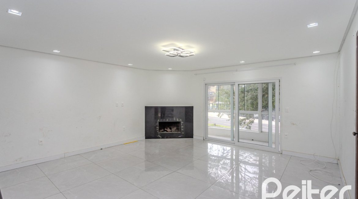 Casa à venda com 267m², 4 dormitórios, 3 vagas, no bairro Cristal em Porto Alegre