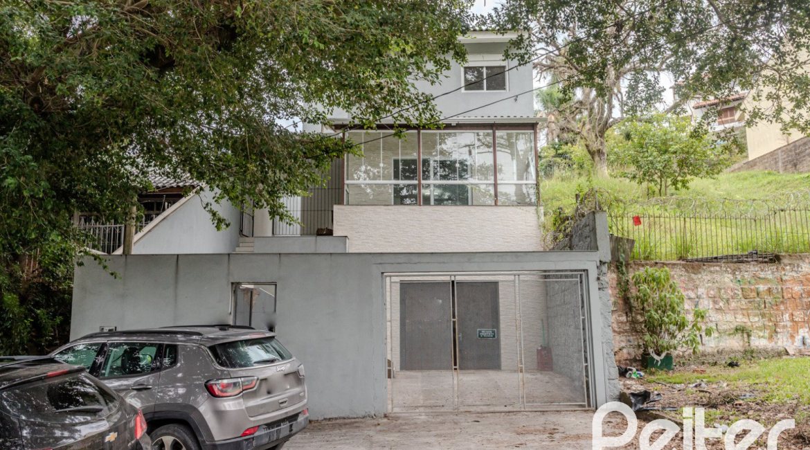Casa à venda com 267m², 4 dormitórios, 3 vagas, no bairro Cristal em Porto Alegre