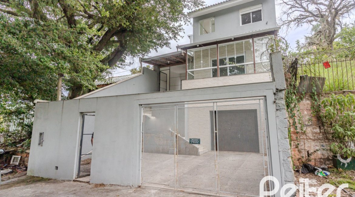 Casa à venda com 267m², 4 dormitórios, 3 vagas, no bairro Cristal em Porto Alegre