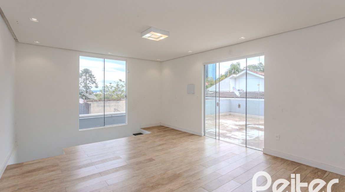 Casa à venda com 267m², 4 dormitórios, 3 vagas, no bairro Cristal em Porto Alegre