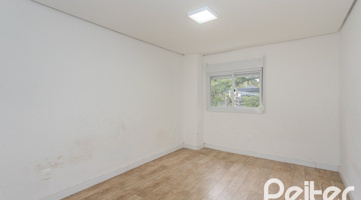 Casa à venda com 267m², 4 dormitórios, 3 vagas, no bairro Cristal em Porto Alegre