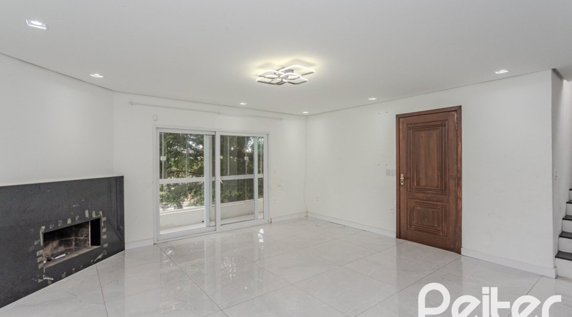 Casa à venda com 267m², 4 dormitórios, 3 vagas, no bairro Cristal em Porto Alegre