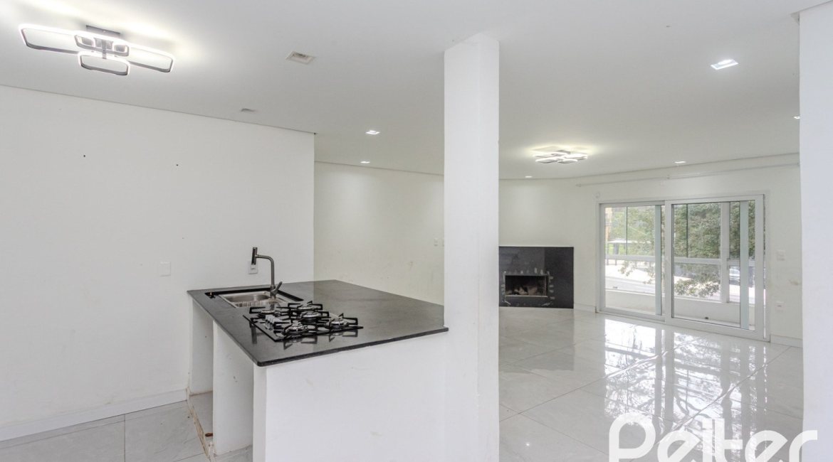 Casa à venda com 267m², 4 dormitórios, 3 vagas, no bairro Cristal em Porto Alegre