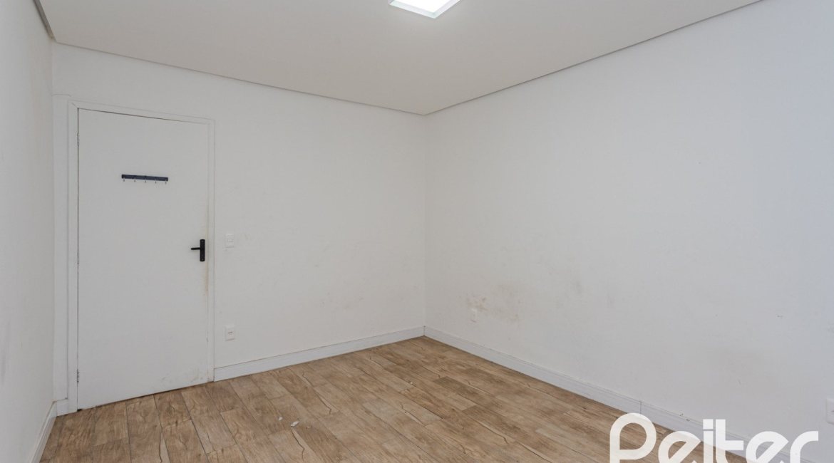 Casa à venda com 267m², 4 dormitórios, 3 vagas, no bairro Cristal em Porto Alegre