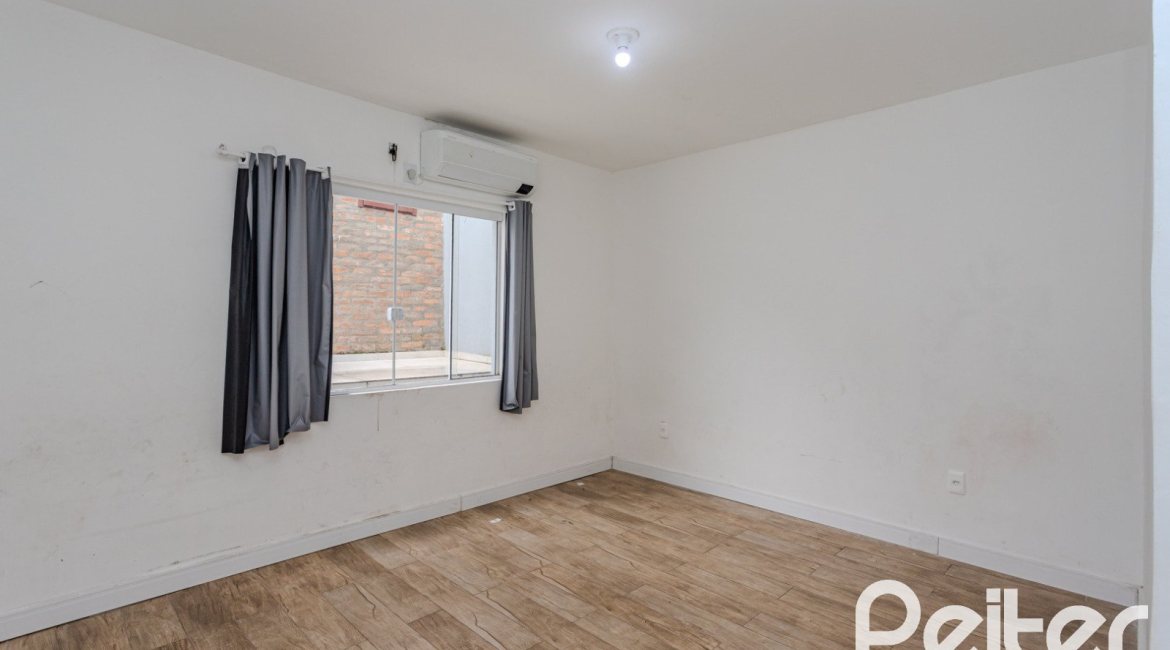 Casa à venda com 267m², 4 dormitórios, 3 vagas, no bairro Cristal em Porto Alegre