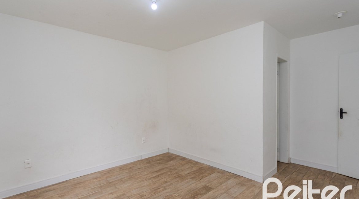 Casa à venda com 267m², 4 dormitórios, 3 vagas, no bairro Cristal em Porto Alegre