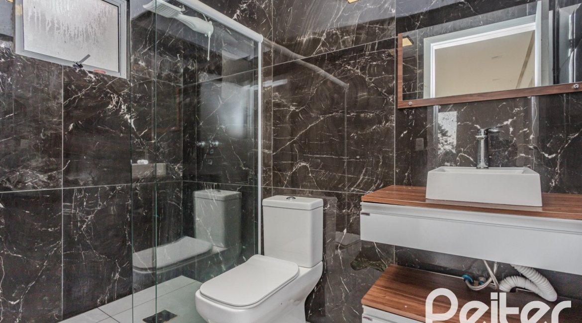 Casa à venda com 267m², 4 dormitórios, 3 vagas, no bairro Cristal em Porto Alegre