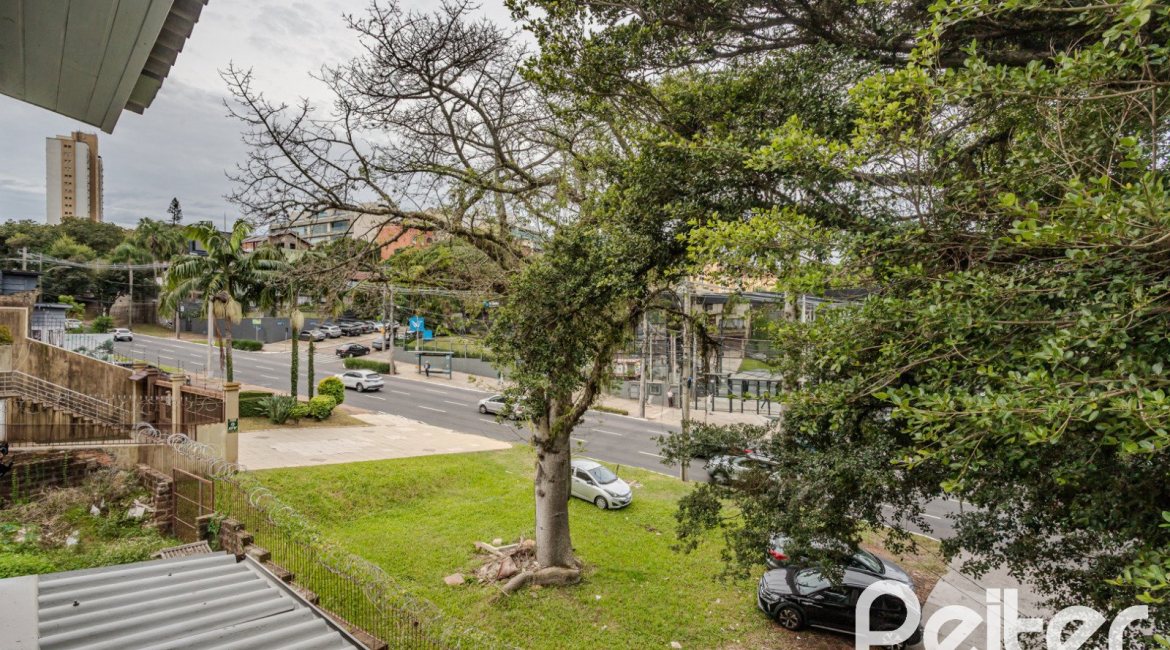 Casa à venda com 267m², 4 dormitórios, 3 vagas, no bairro Cristal em Porto Alegre