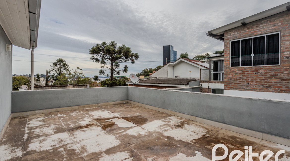 Casa à venda com 267m², 4 dormitórios, 3 vagas, no bairro Cristal em Porto Alegre
