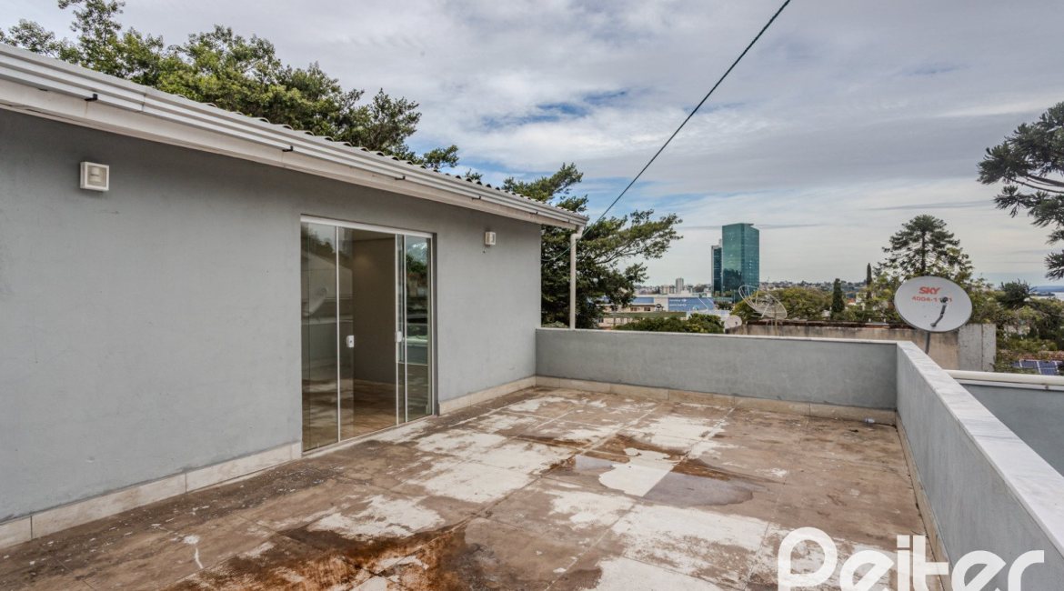 Casa à venda com 267m², 4 dormitórios, 3 vagas, no bairro Cristal em Porto Alegre