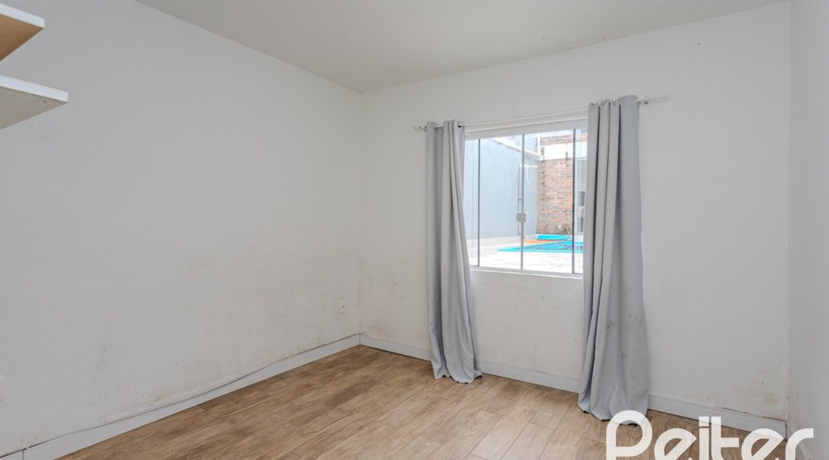 Casa à venda com 267m², 4 dormitórios, 3 vagas, no bairro Cristal em Porto Alegre