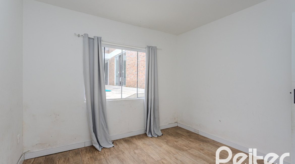 Casa à venda com 267m², 4 dormitórios, 3 vagas, no bairro Cristal em Porto Alegre