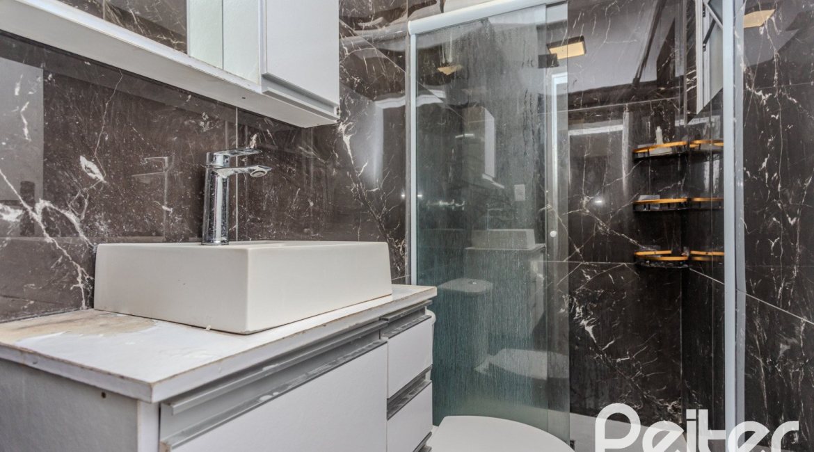 Casa à venda com 267m², 4 dormitórios, 3 vagas, no bairro Cristal em Porto Alegre
