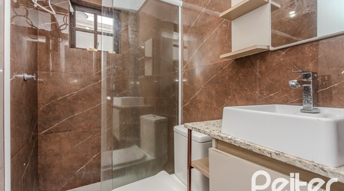 Casa à venda com 267m², 4 dormitórios, 3 vagas, no bairro Cristal em Porto Alegre