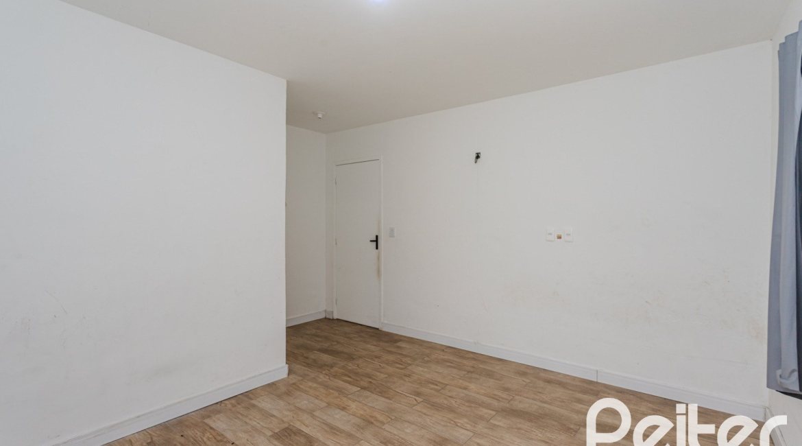 Casa à venda com 267m², 4 dormitórios, 3 vagas, no bairro Cristal em Porto Alegre