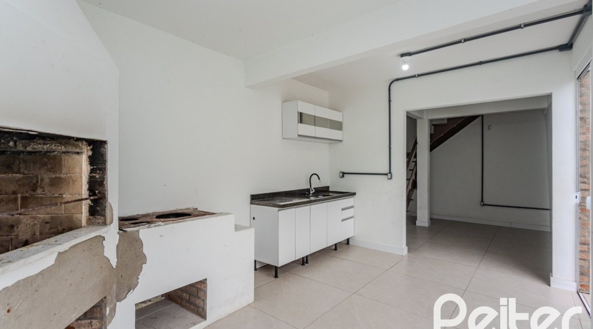 Casa à venda com 267m², 4 dormitórios, 3 vagas, no bairro Cristal em Porto Alegre