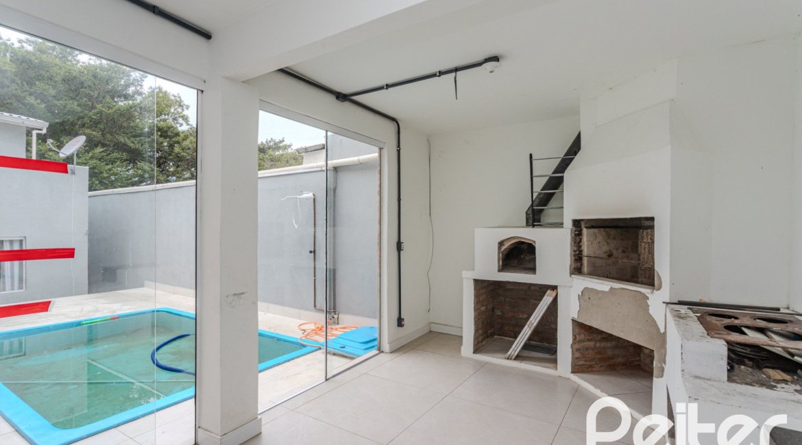 Casa à venda com 267m², 4 dormitórios, 3 vagas, no bairro Cristal em Porto Alegre