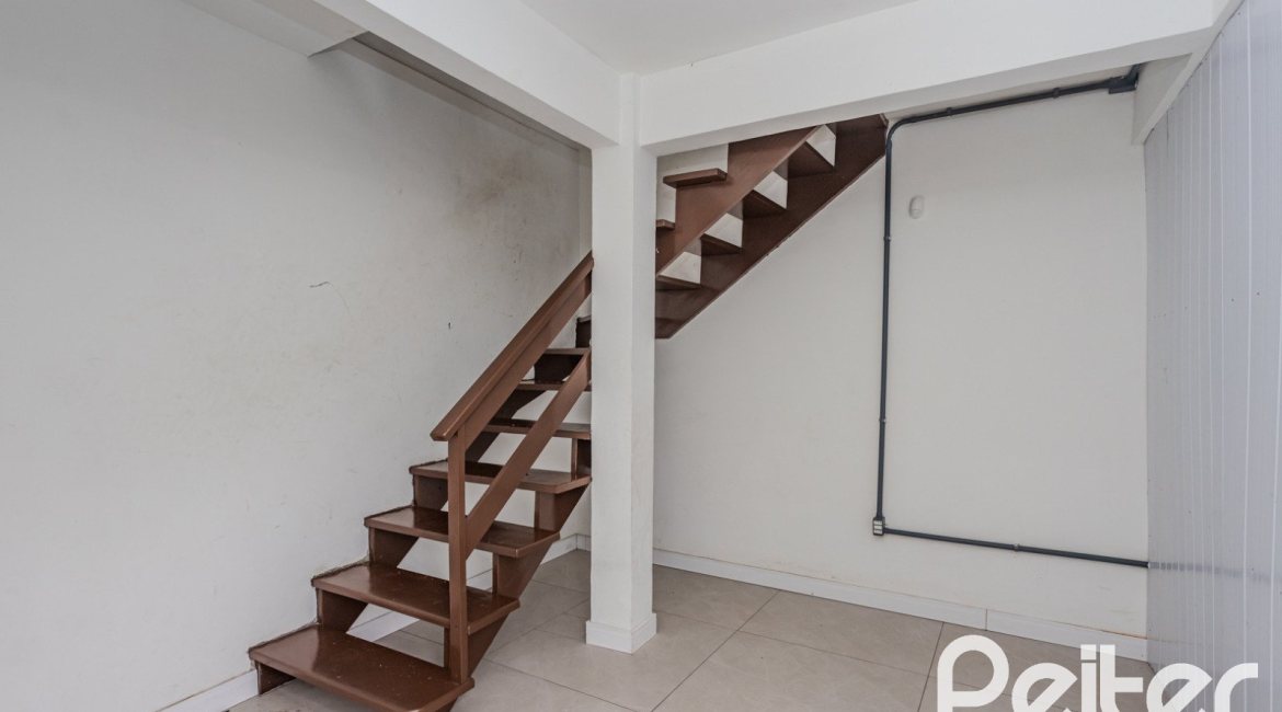 Casa à venda com 267m², 4 dormitórios, 3 vagas, no bairro Cristal em Porto Alegre