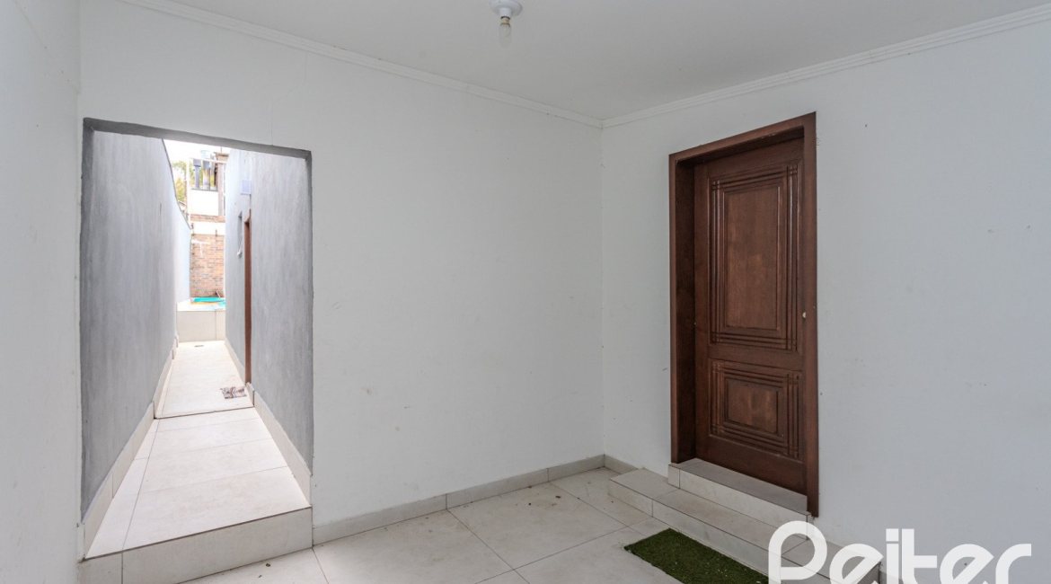 Casa à venda com 267m², 4 dormitórios, 3 vagas, no bairro Cristal em Porto Alegre