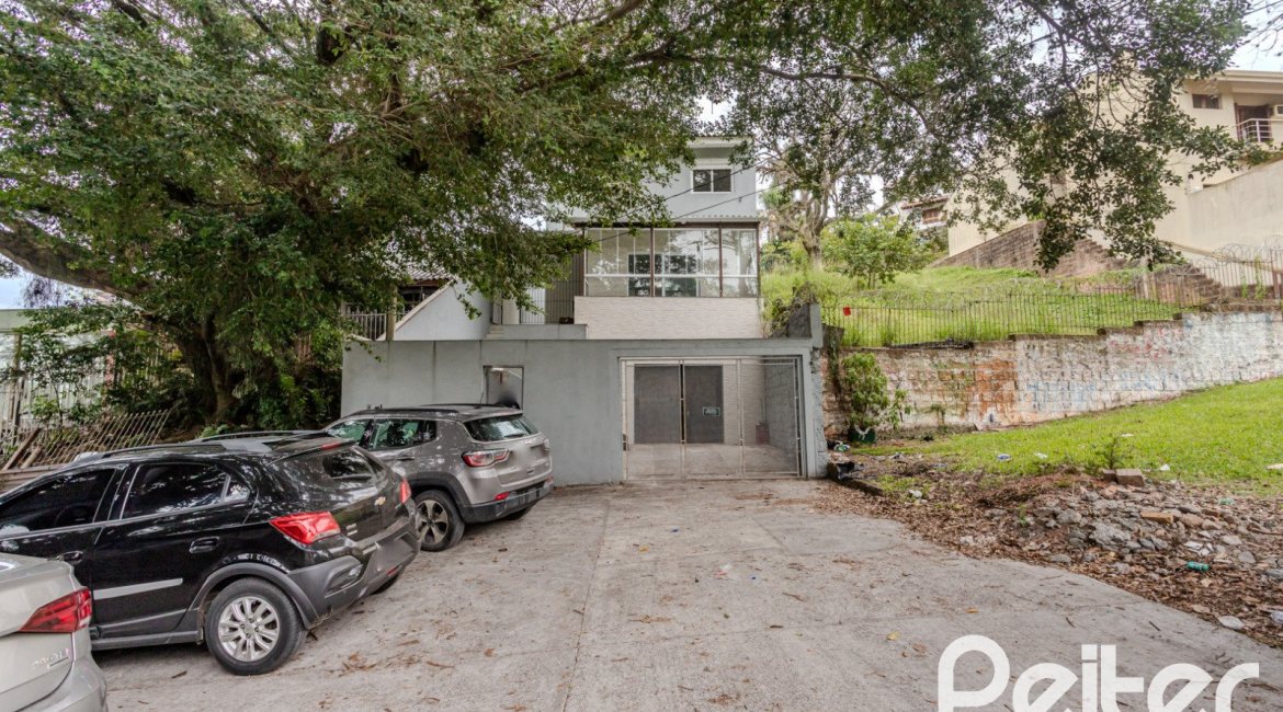 Casa à venda com 267m², 4 dormitórios, 3 vagas, no bairro Cristal em Porto Alegre
