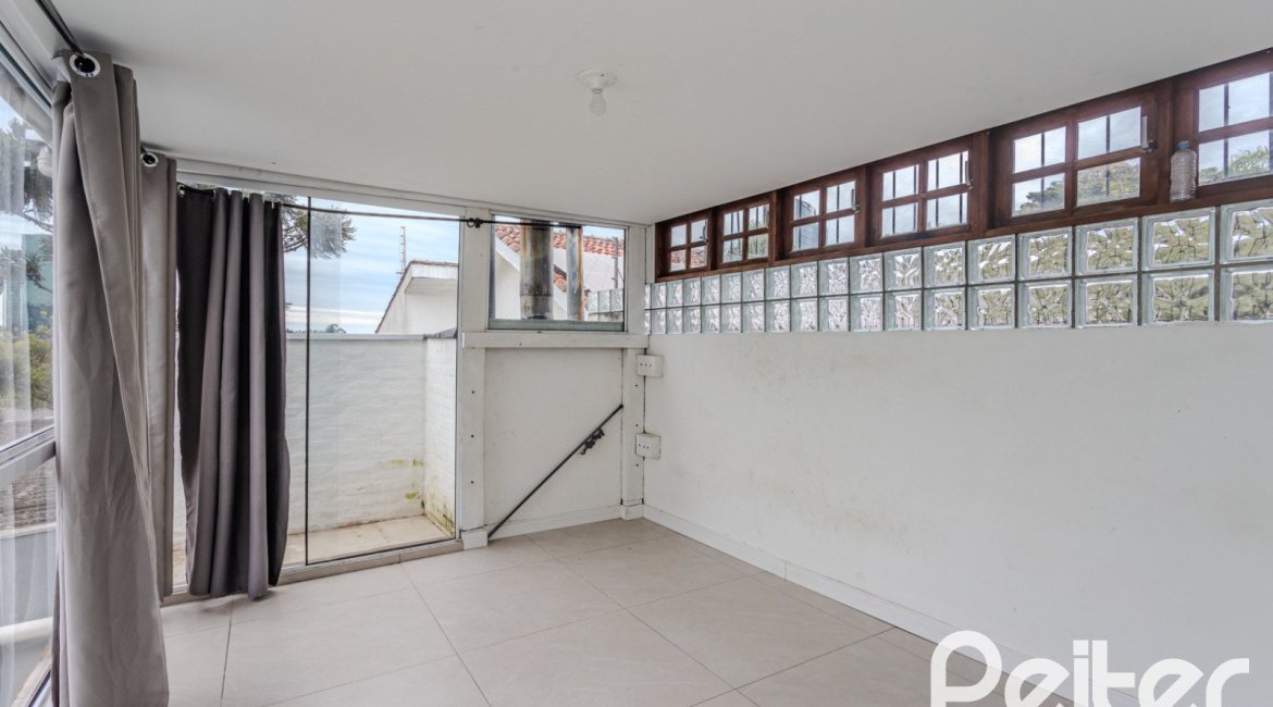 Casa à venda com 267m², 4 dormitórios, 3 vagas, no bairro Cristal em Porto Alegre
