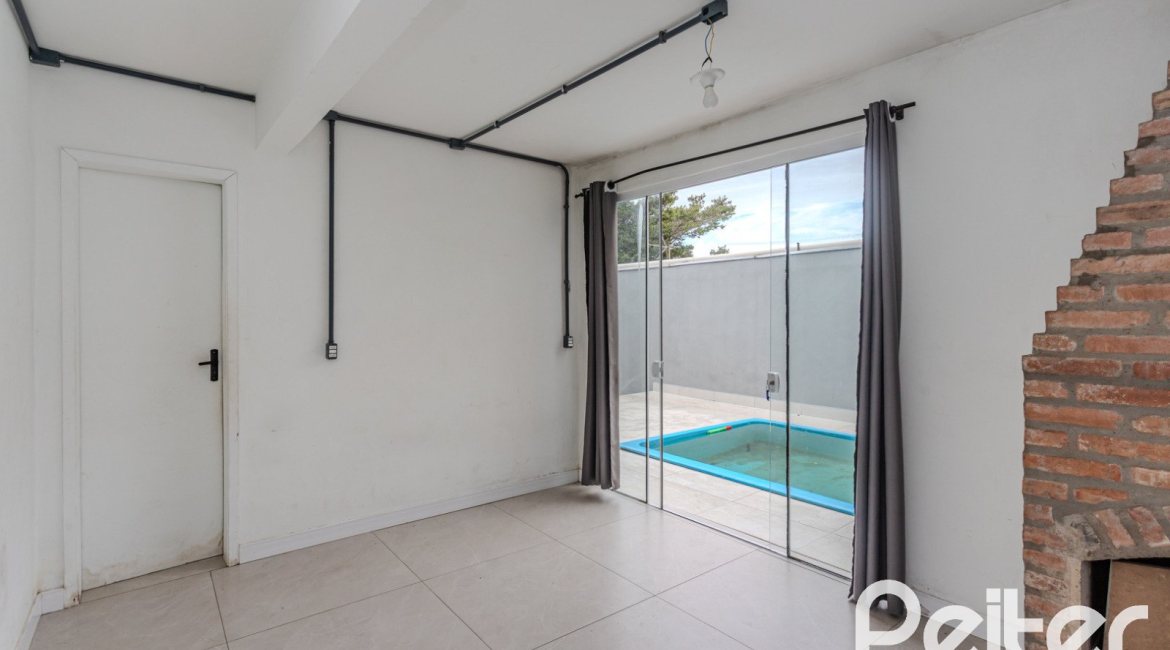 Casa à venda com 267m², 4 dormitórios, 3 vagas, no bairro Cristal em Porto Alegre