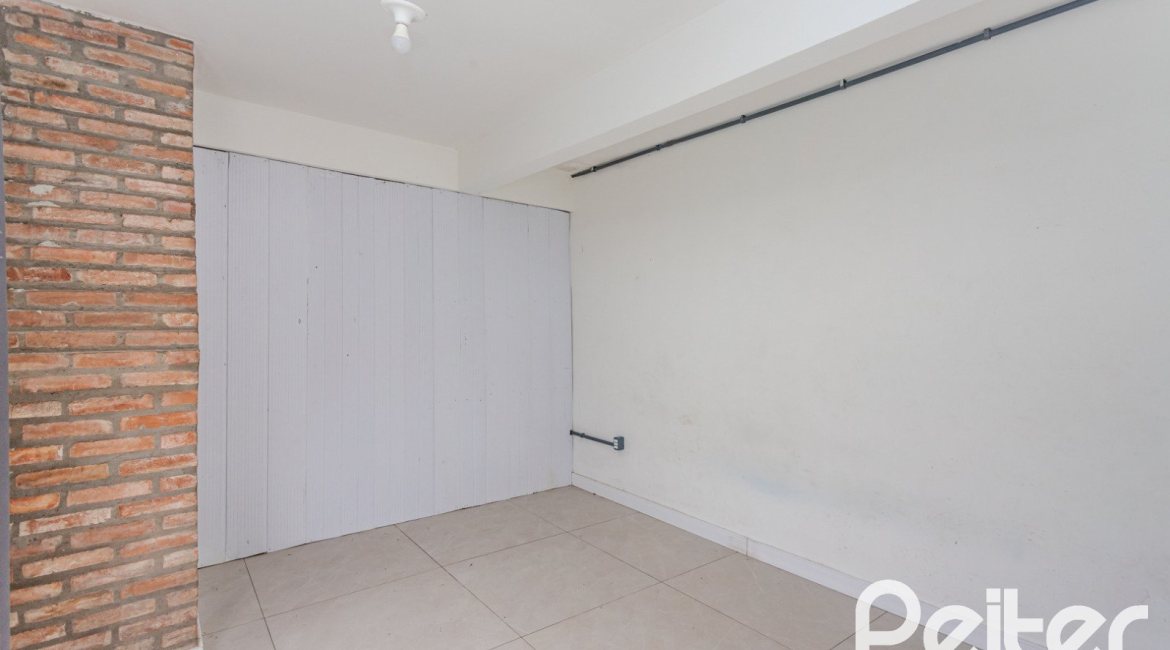 Casa à venda com 267m², 4 dormitórios, 3 vagas, no bairro Cristal em Porto Alegre