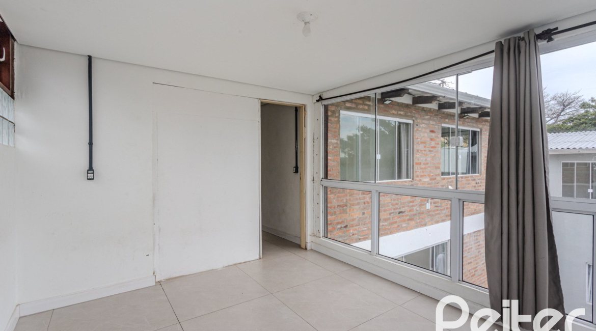 Casa à venda com 267m², 4 dormitórios, 3 vagas, no bairro Cristal em Porto Alegre