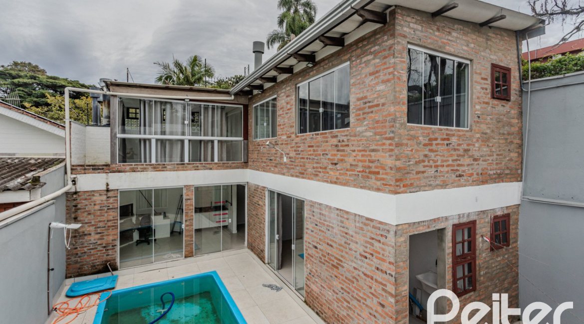 Casa à venda com 267m², 4 dormitórios, 3 vagas, no bairro Cristal em Porto Alegre