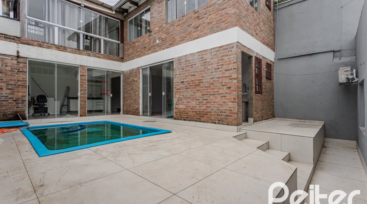 Casa à venda com 267m², 4 dormitórios, 3 vagas, no bairro Cristal em Porto Alegre