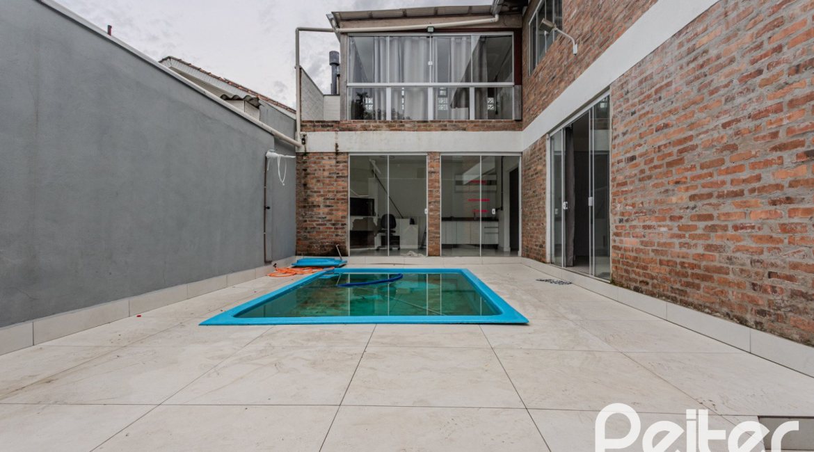 Casa à venda com 267m², 4 dormitórios, 3 vagas, no bairro Cristal em Porto Alegre
