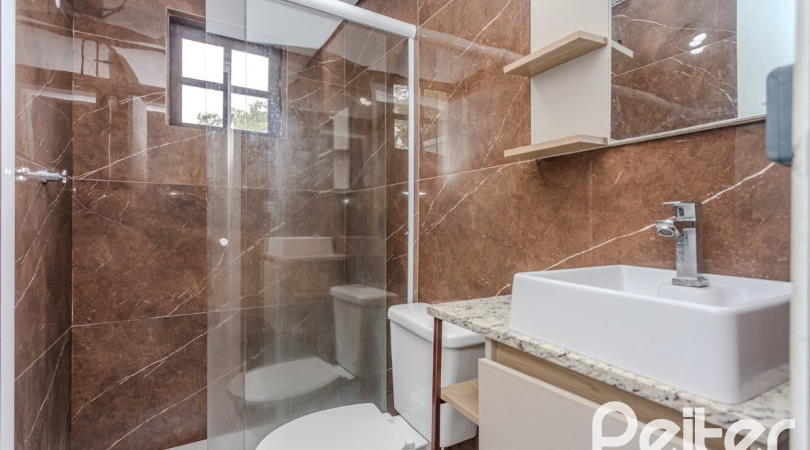 Casa à venda com 267m², 4 dormitórios, 3 vagas, no bairro Cristal em Porto Alegre