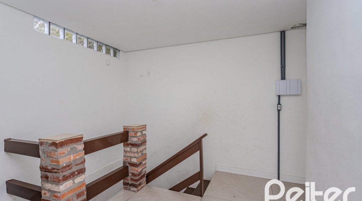 Casa à venda com 267m², 4 dormitórios, 3 vagas, no bairro Cristal em Porto Alegre