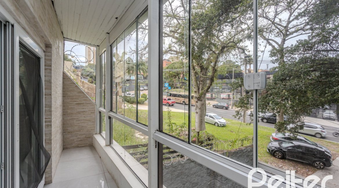 Casa à venda com 267m², 4 dormitórios, 3 vagas, no bairro Cristal em Porto Alegre