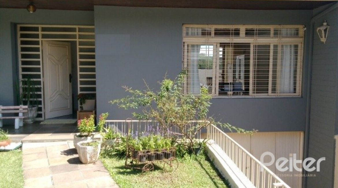 Casa à venda com 374m², 4 dormitórios, 3 suítes, 3 vagas, no bairro Vila Assunção em Porto Alegre